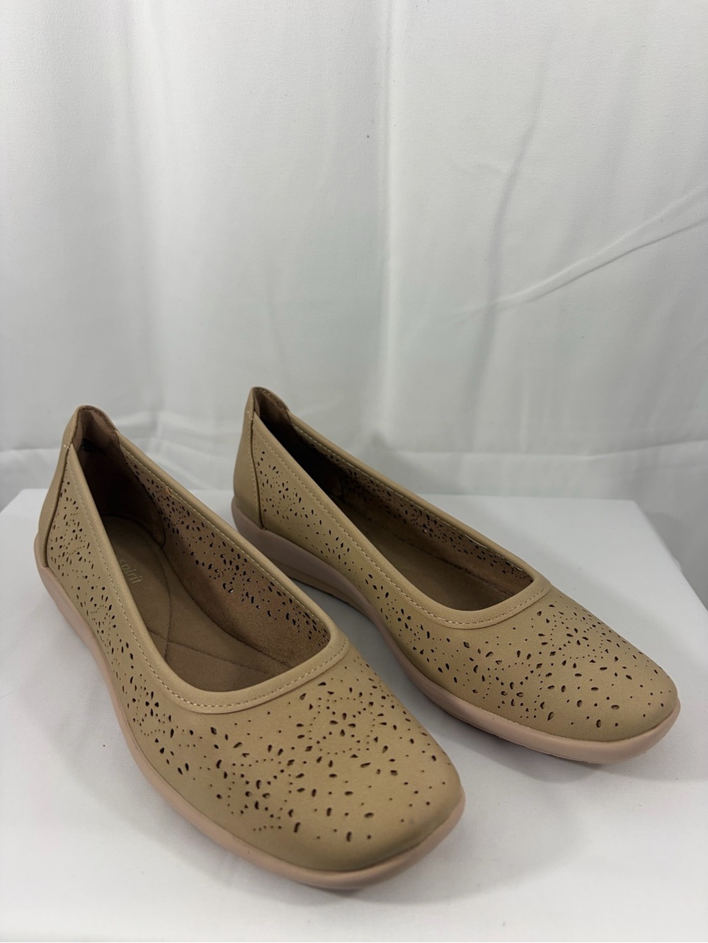 NWT Easy Spirit Women's Size 7 Beige Perforated Slip-On Flats